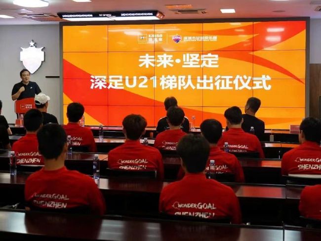 你年轻漂亮，以前跟王云飞在一起的时候，你每天就知道玩，以后也得为集团做事了，我看啊，就由你来做萧氏集团的公关经理，专门负责市场与客户公关。
